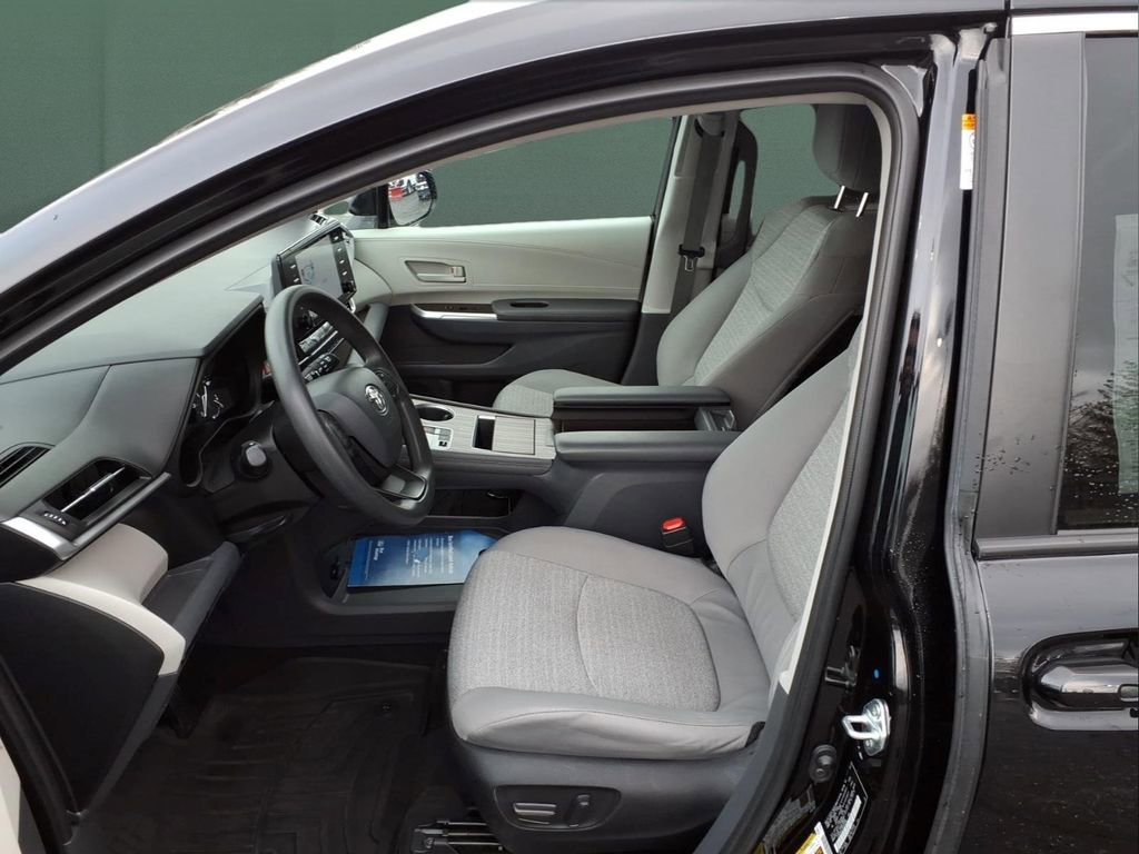 Used 2022 Toyota Sienna LE image 22