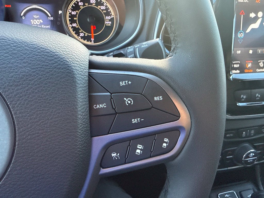 Certified 2022 Jeep Cherokee Limited w/ Elite Package AWD/4WD image 21