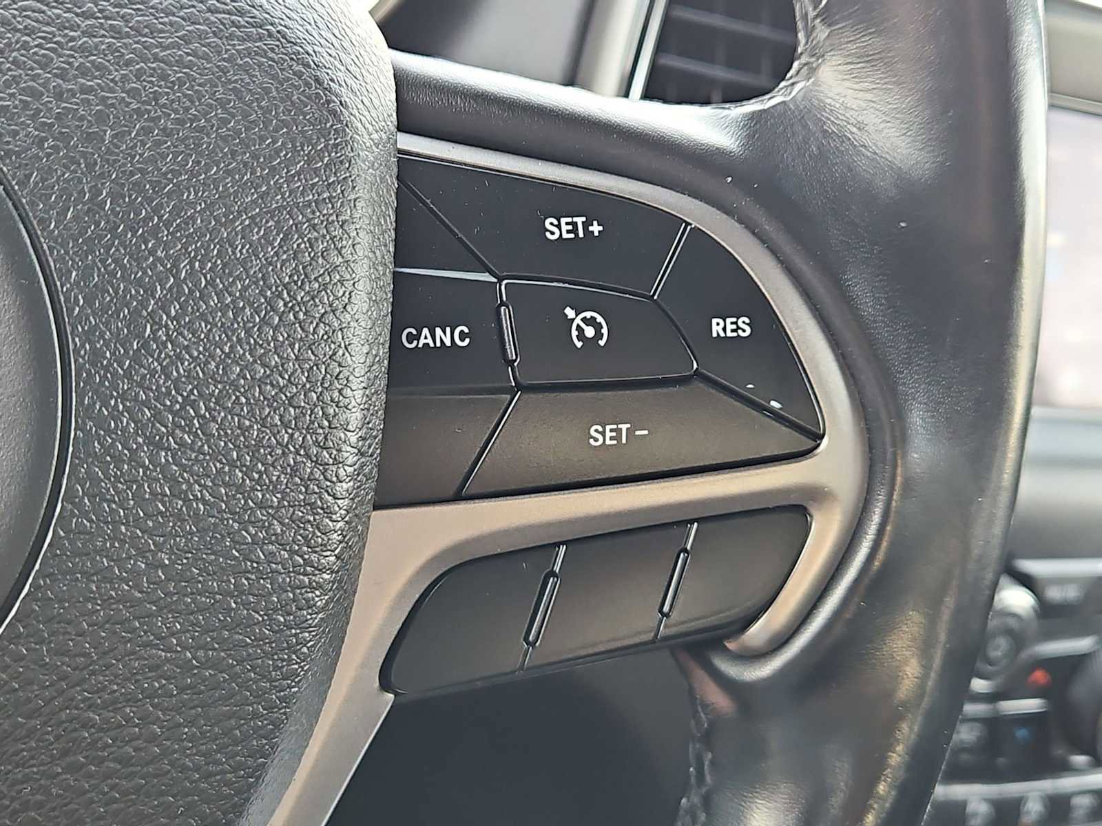 Used 2020 Jeep Grand Cherokee Laredo image 25