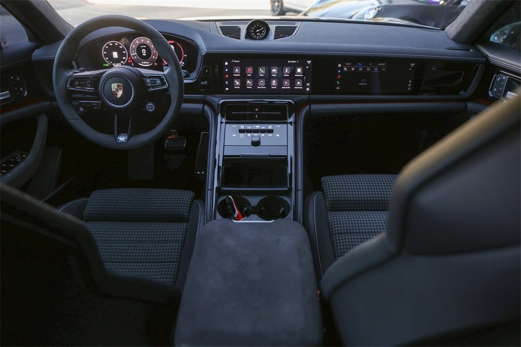 Certified 2025 Porsche Panamera GTS image 33