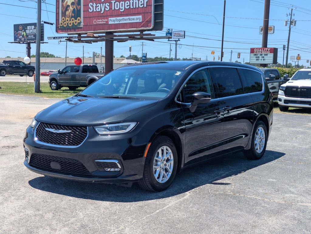 Used 2023 Chrysler Pacifica Touring-L FWD image 3