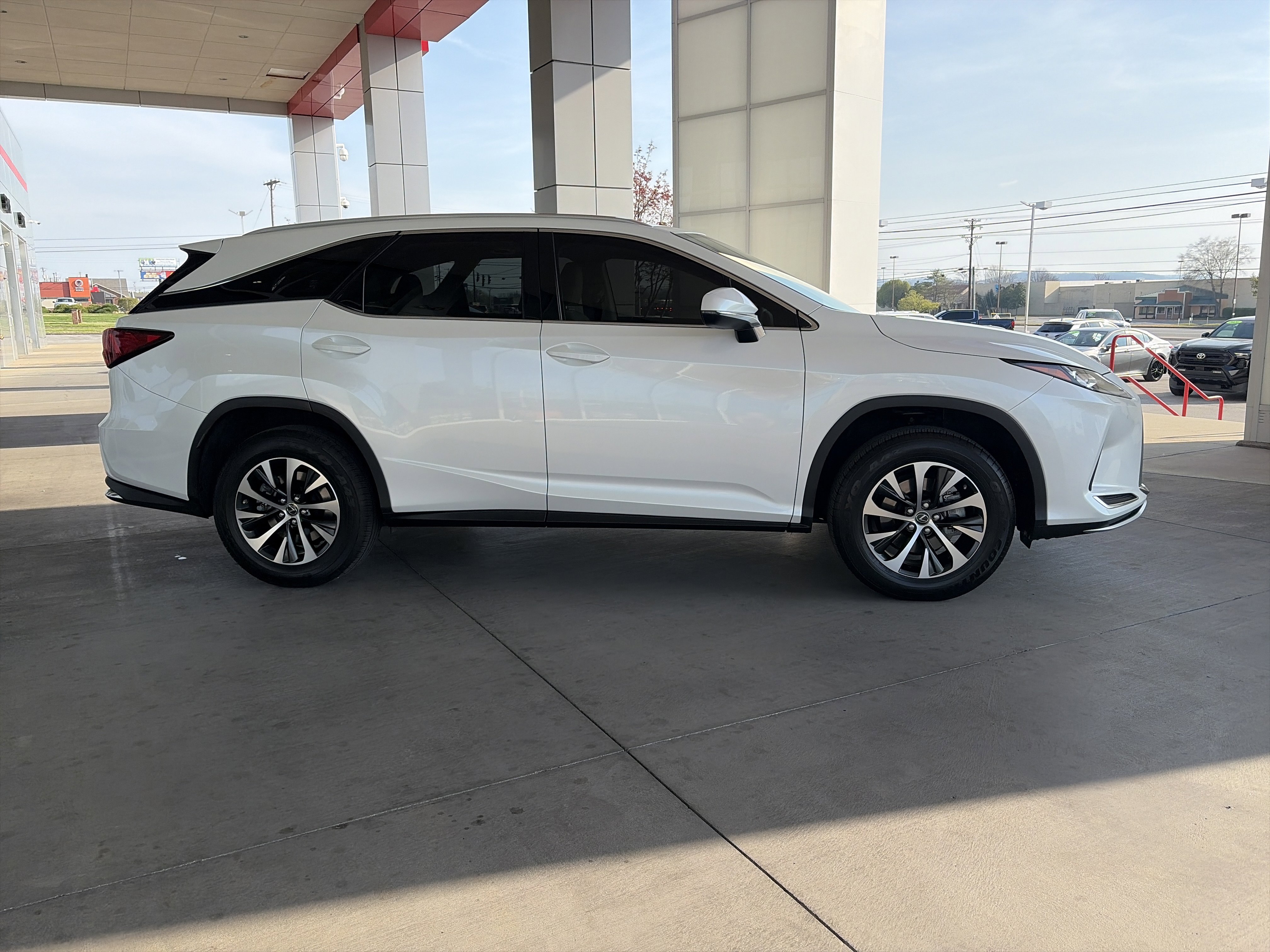 Used 2021 Lexus RX 350L Premium w/ Premium Package image 4