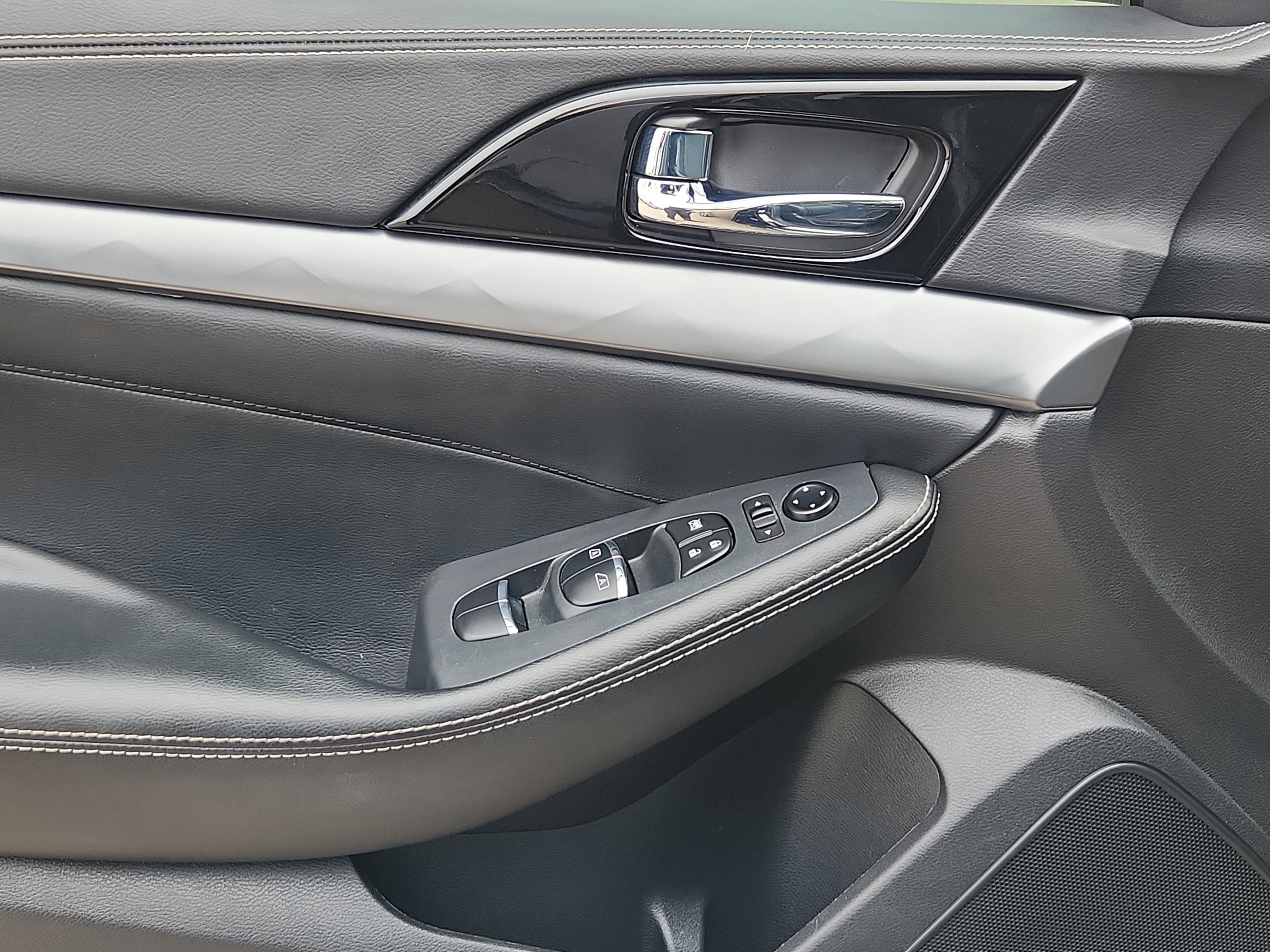 Used 2023 Nissan Maxima SV w/ Floor Mat Group FWD image 6