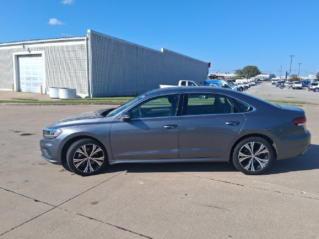 Used 2021 Volkswagen Passat 2.0T SE FWD image 2