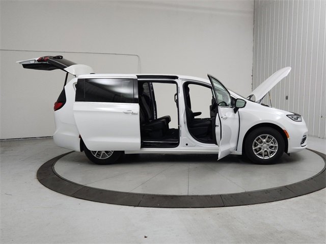 New 2026 Chrysler Pacifica Select image 16