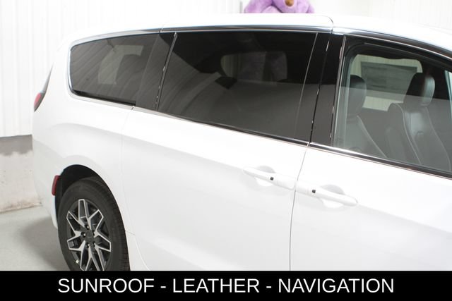 New 2027 Chrysler Pacifica Limited AWD/4WD image 4