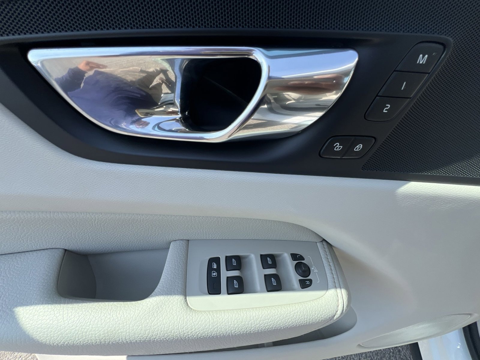 Used 2018 Volvo XC60 T6 Momentum image 15