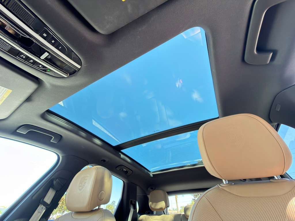 Certified 2023 Porsche Cayenne Platinum Edition image 15