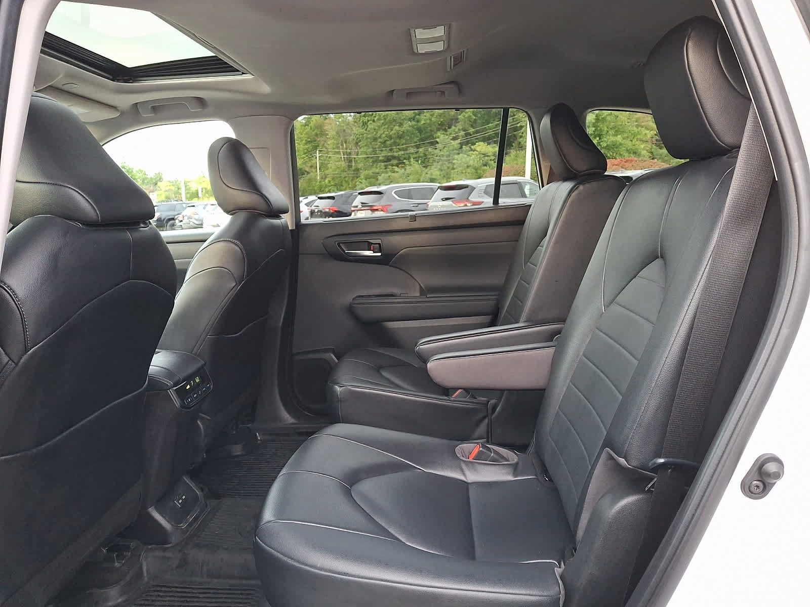 Used 2023 Toyota Highlander XLE AWD/4WD image 11