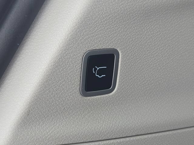 Used 2023 Chrysler Voyager LX FWD image 14