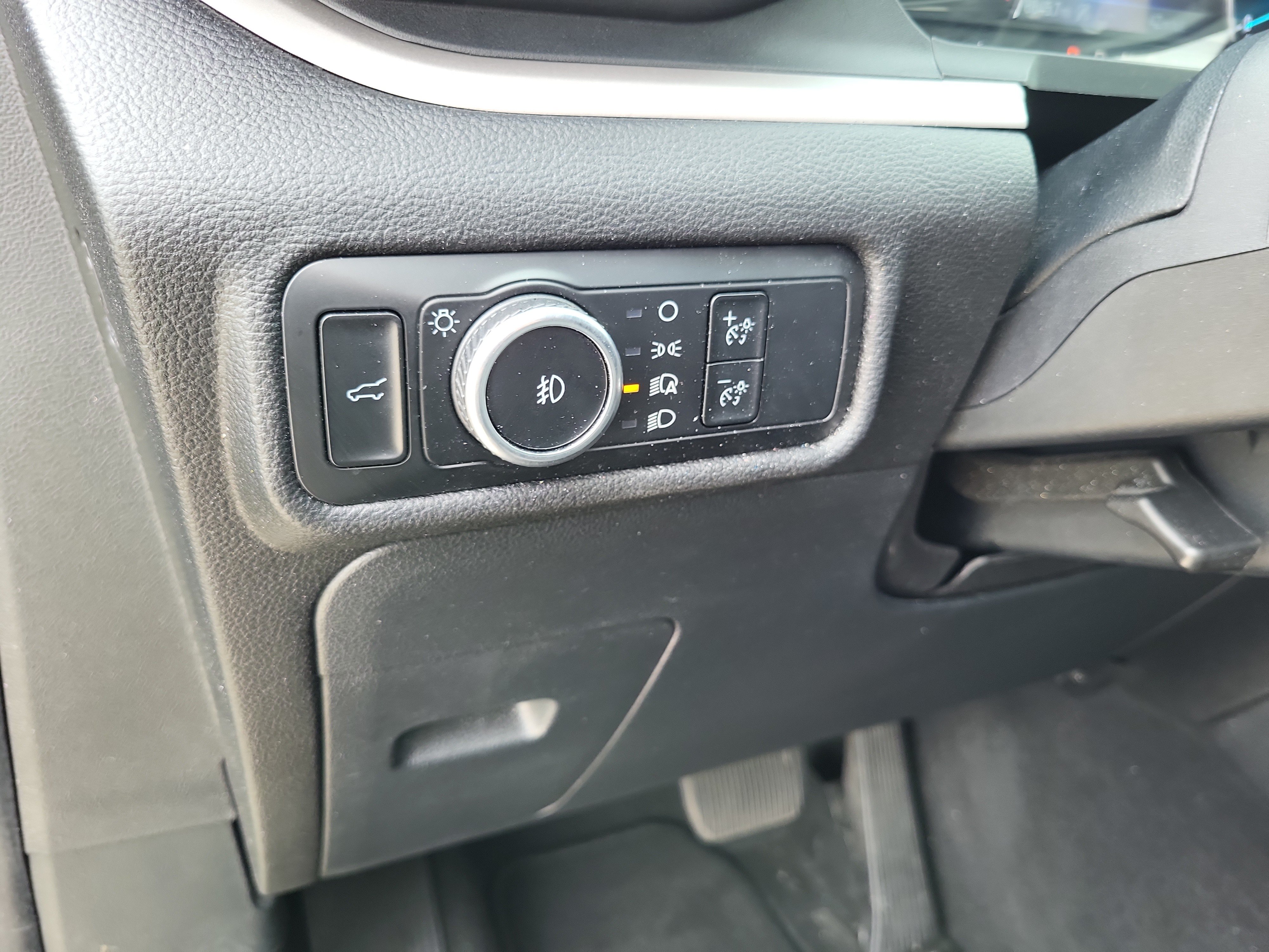 Used 2024 Ford Explorer XLT w/ Equipment Group 202A RWD image 18