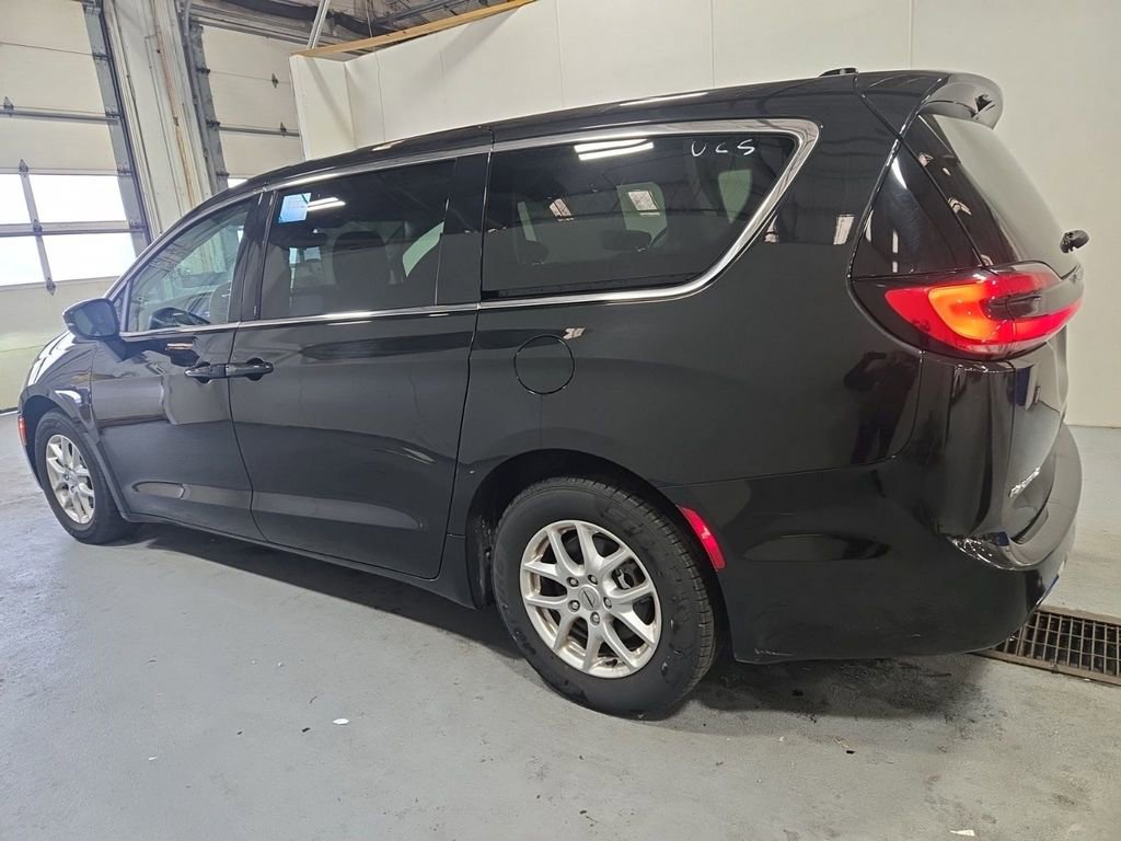 Used 2023 Chrysler Pacifica Touring-L image 4