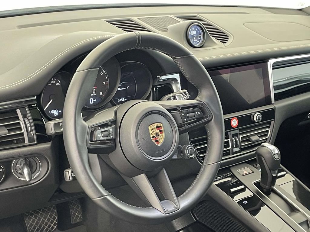 Certified 2025 Porsche Macan Turbo AWD/4WD image 4