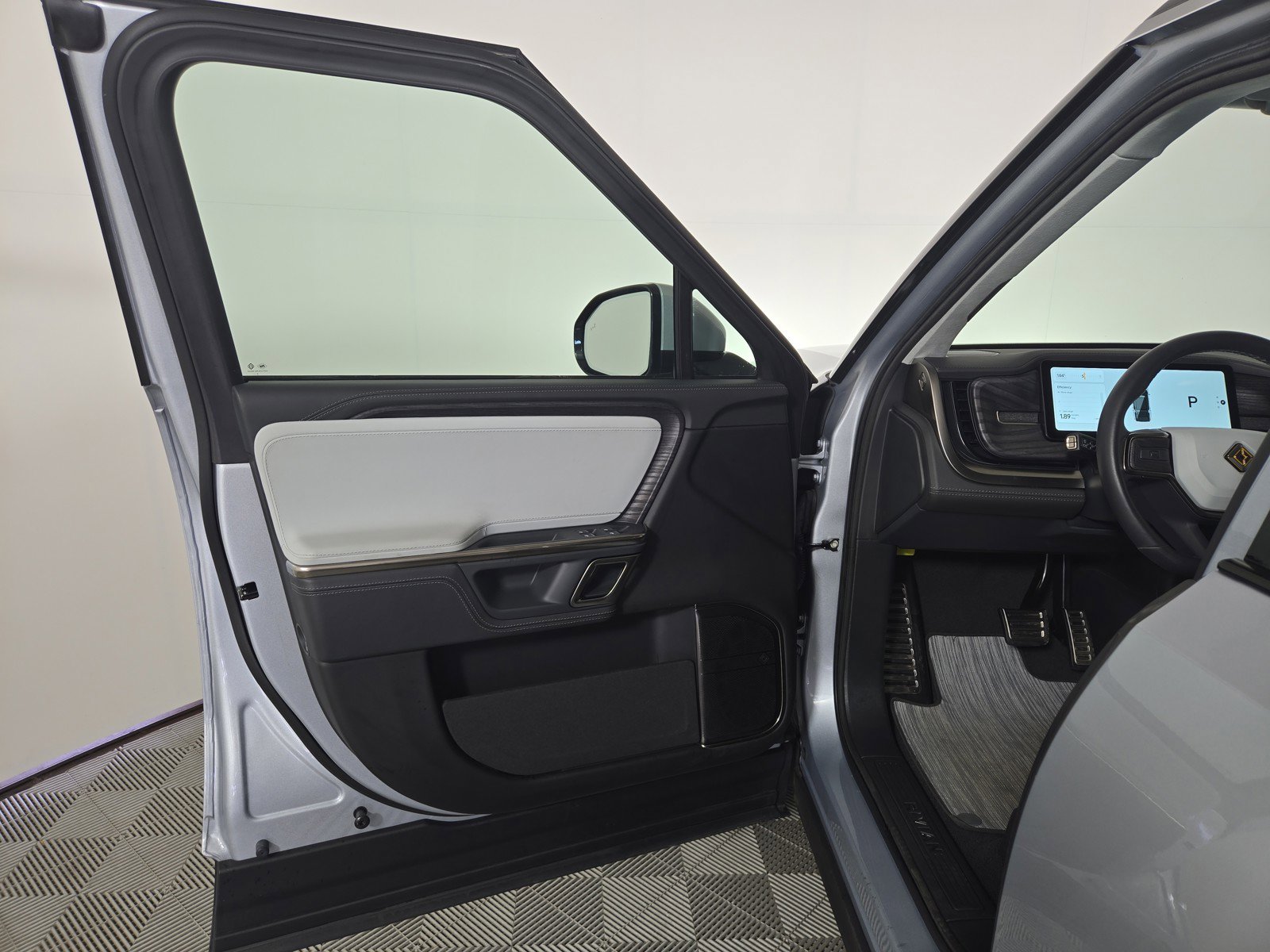 Used 2024 Rivian R1S Adventure image 16