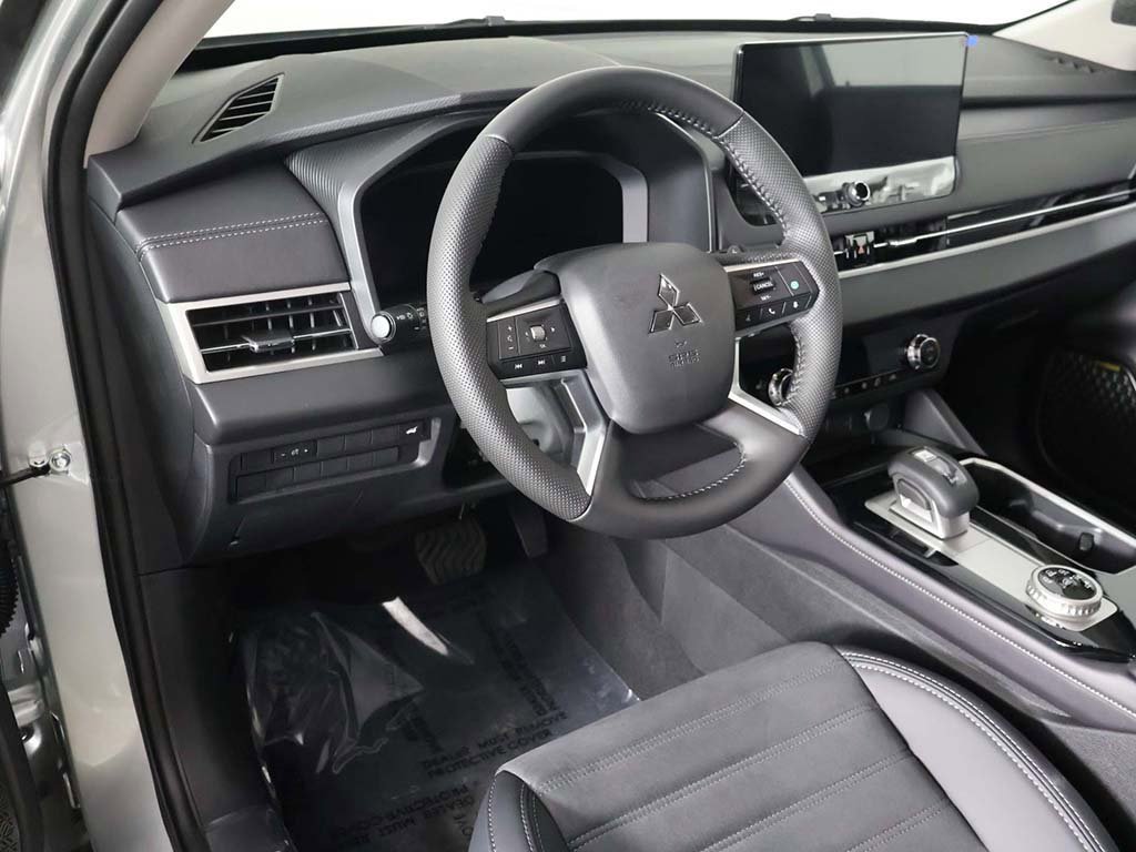 New 2025 Mitsubishi Outlander SE image 32