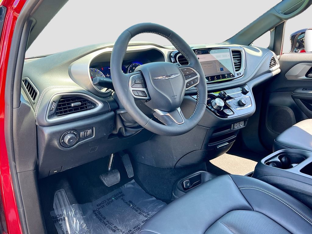 Used 2025 Chrysler Pacifica Select AWD/4WD image 9