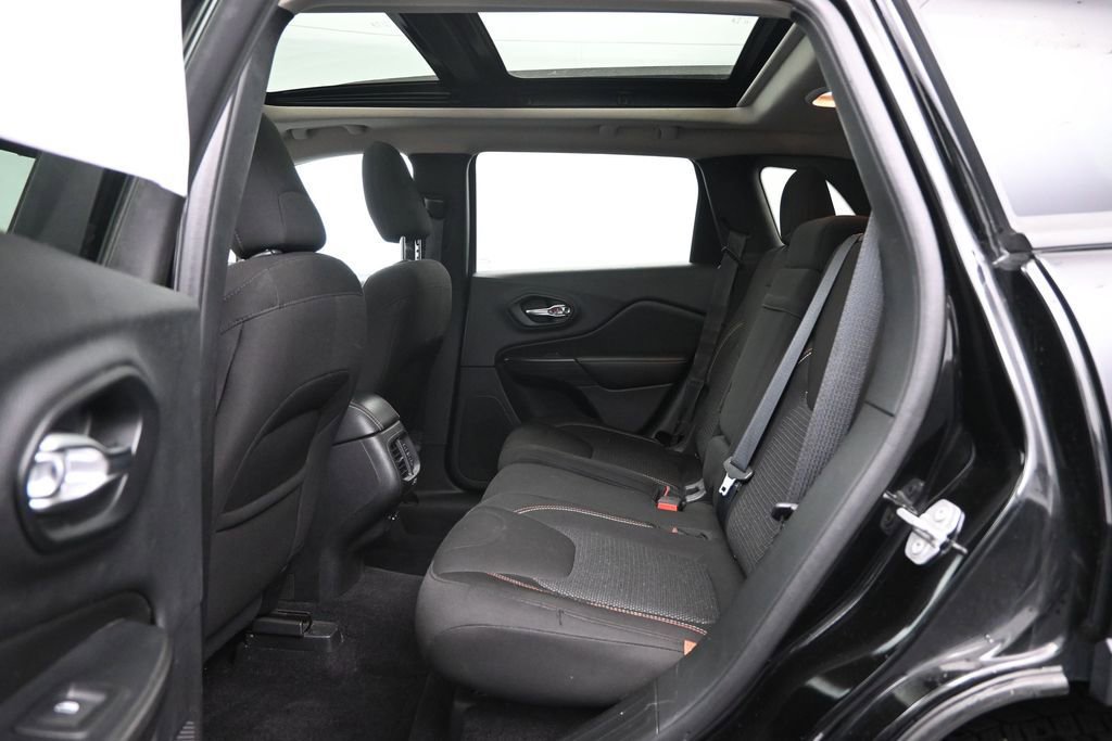 Used 2017 Jeep Cherokee Latitude w/ Cold Weather Group AWD/4WD image 29