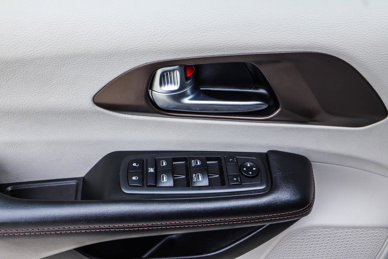 Used 2019 Chrysler Pacifica Touring-L w/ Advanced Safetytec Group FWD image 35
