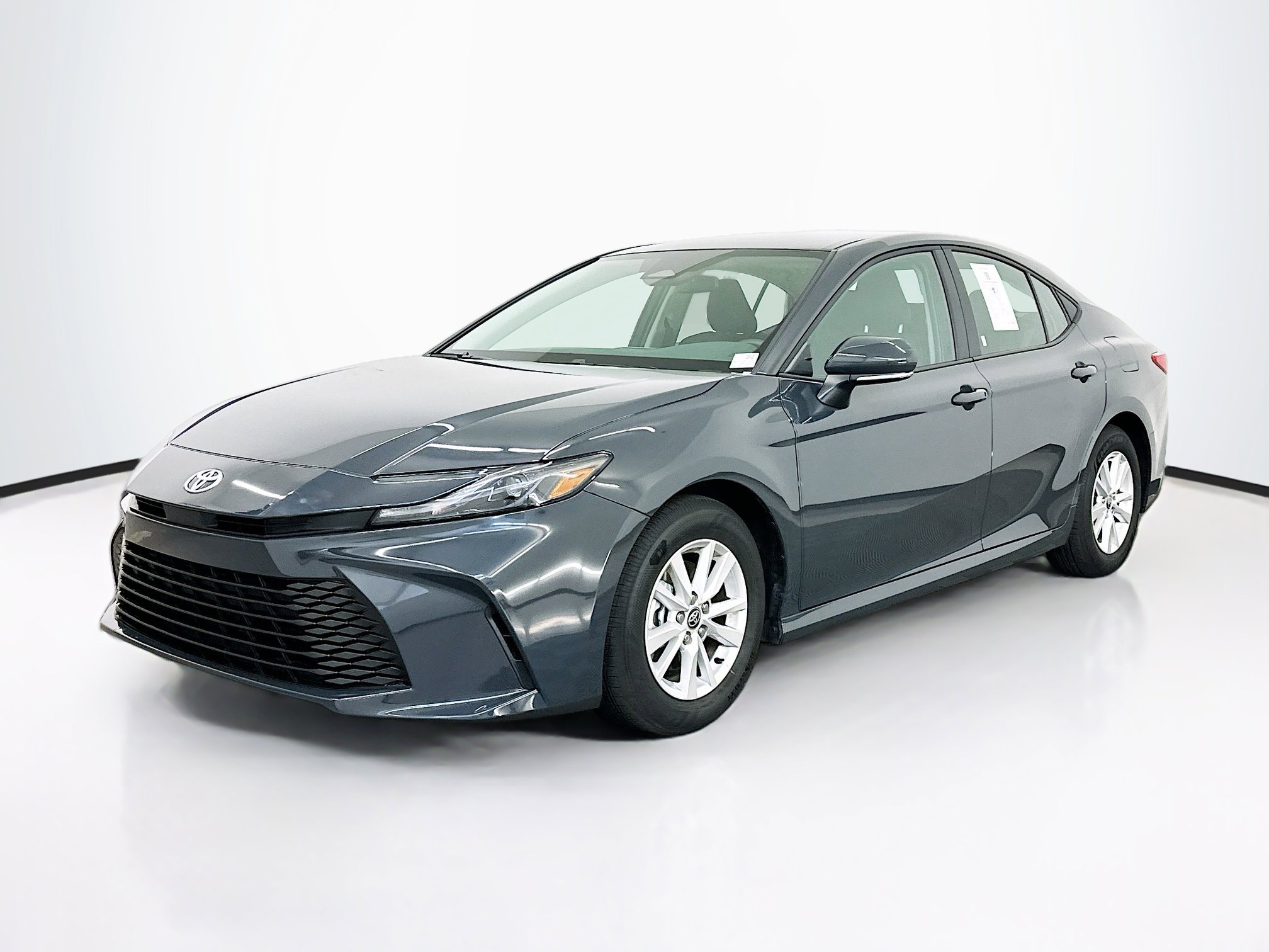 Used 2025 Toyota Camry LE image 3