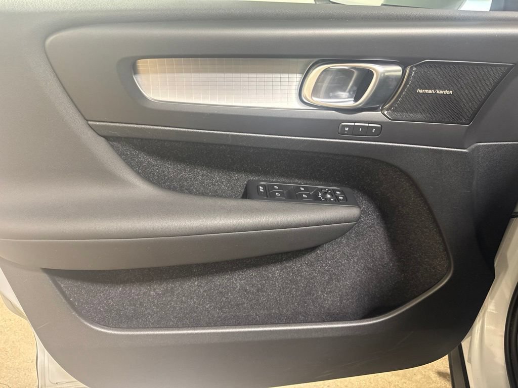 Used 2020 Volvo XC40 T5 Momentum AWD/4WD image 16