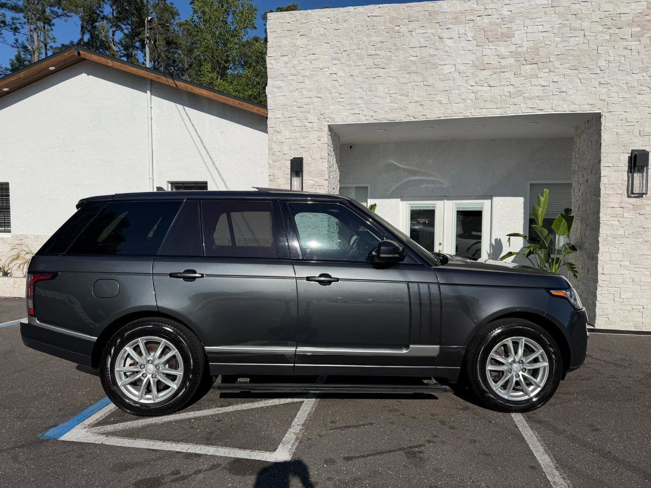 Used 2016 Land Rover Range Rover HSE image 16