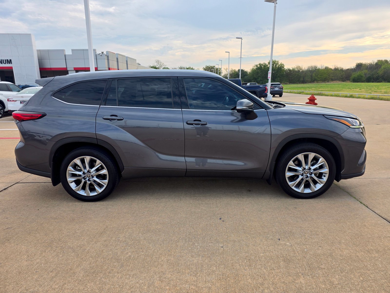 Used 2023 Toyota Highlander Limited FWD image 1