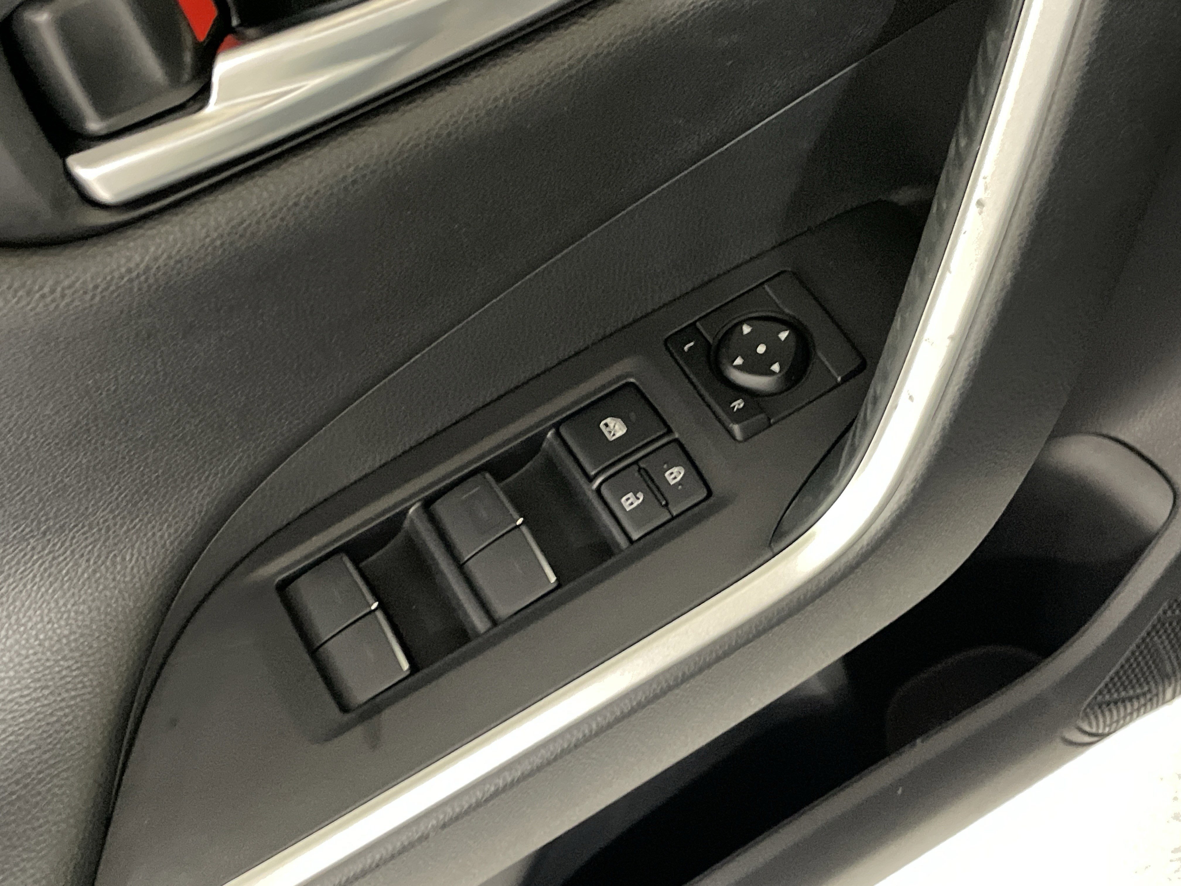 Used 2025 Toyota RAV4 XSE AWD/4WD image 15
