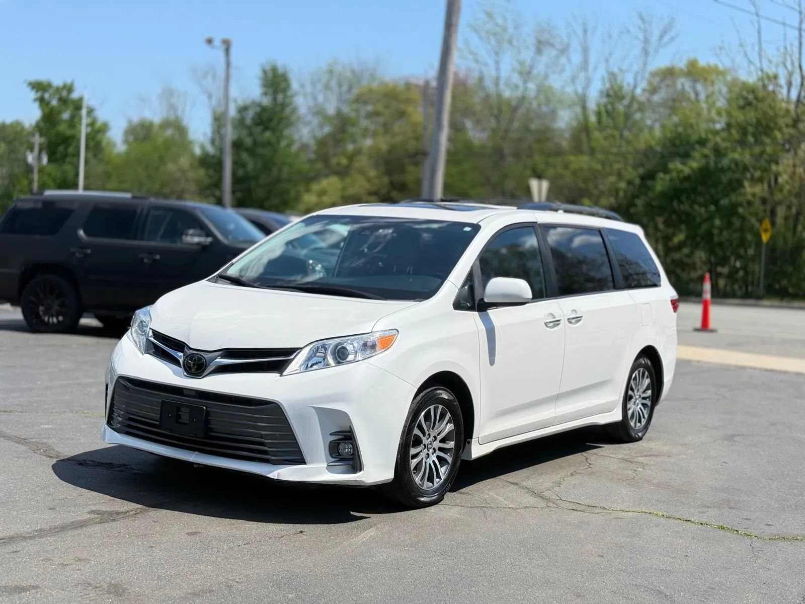 Used 2019 Toyota Sienna XLE w/ XLE Navigation Package FWD image 5