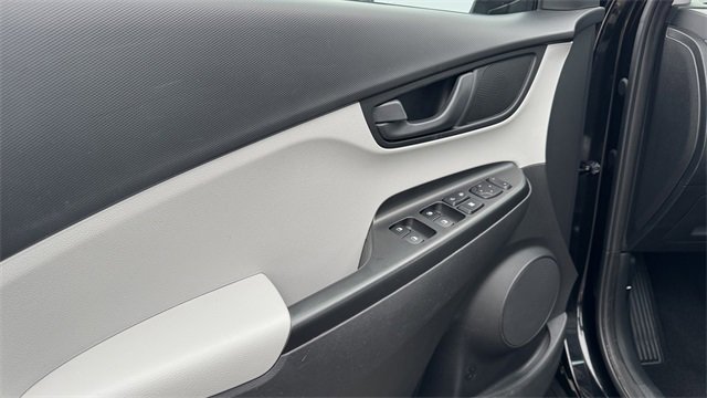 Used 2023 Hyundai Kona SE image 19