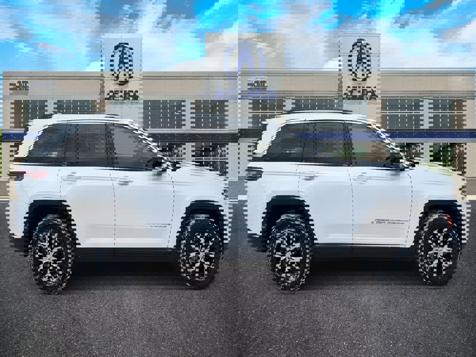 Used 2023 Jeep Grand Cherokee Limited image 6