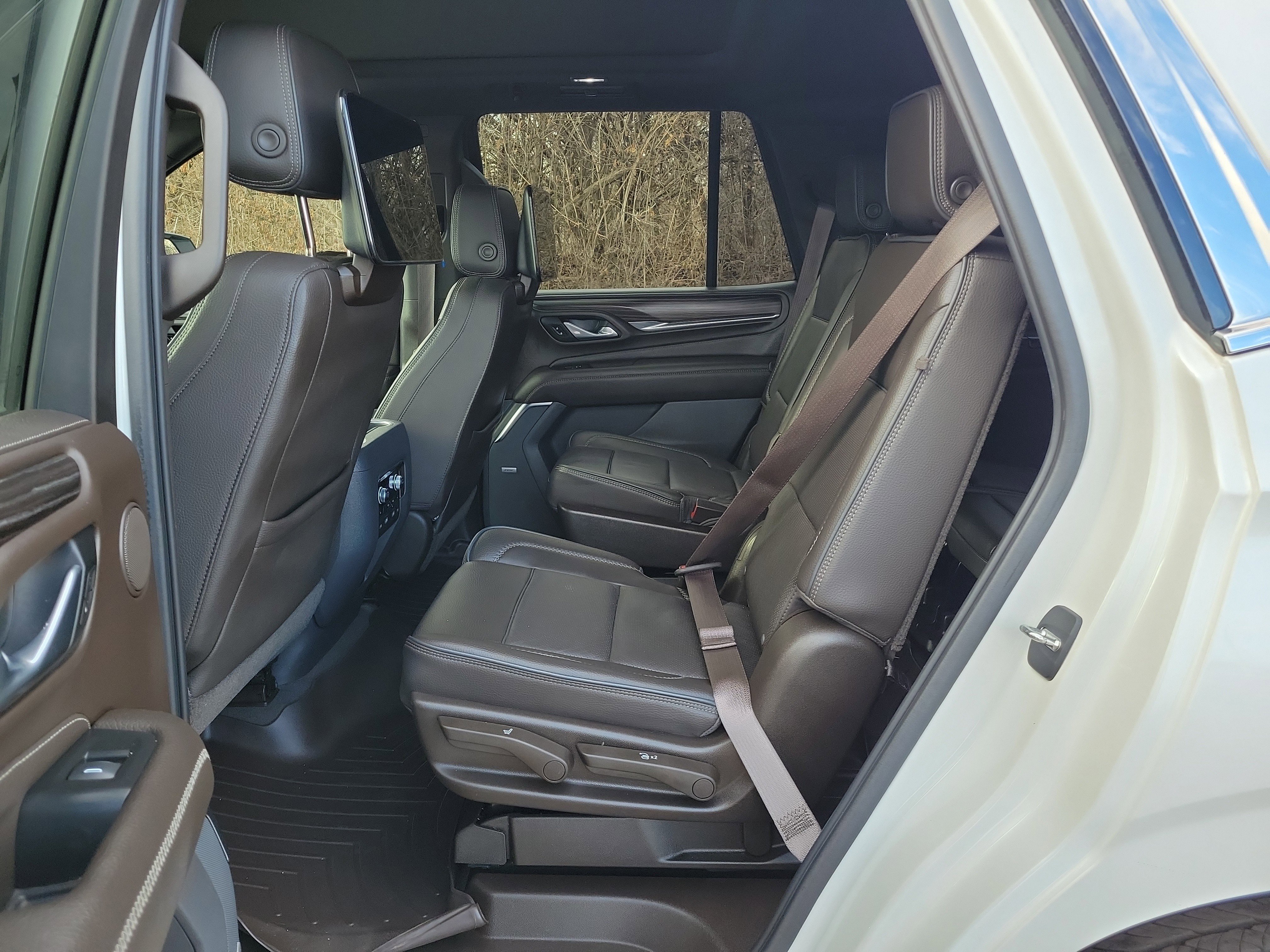 Used 2021 GMC Yukon Denali w/ Denali Premium Package image 12