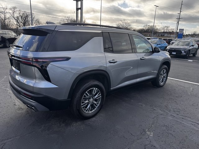 Used 2025 Chevrolet Traverse LT image 2