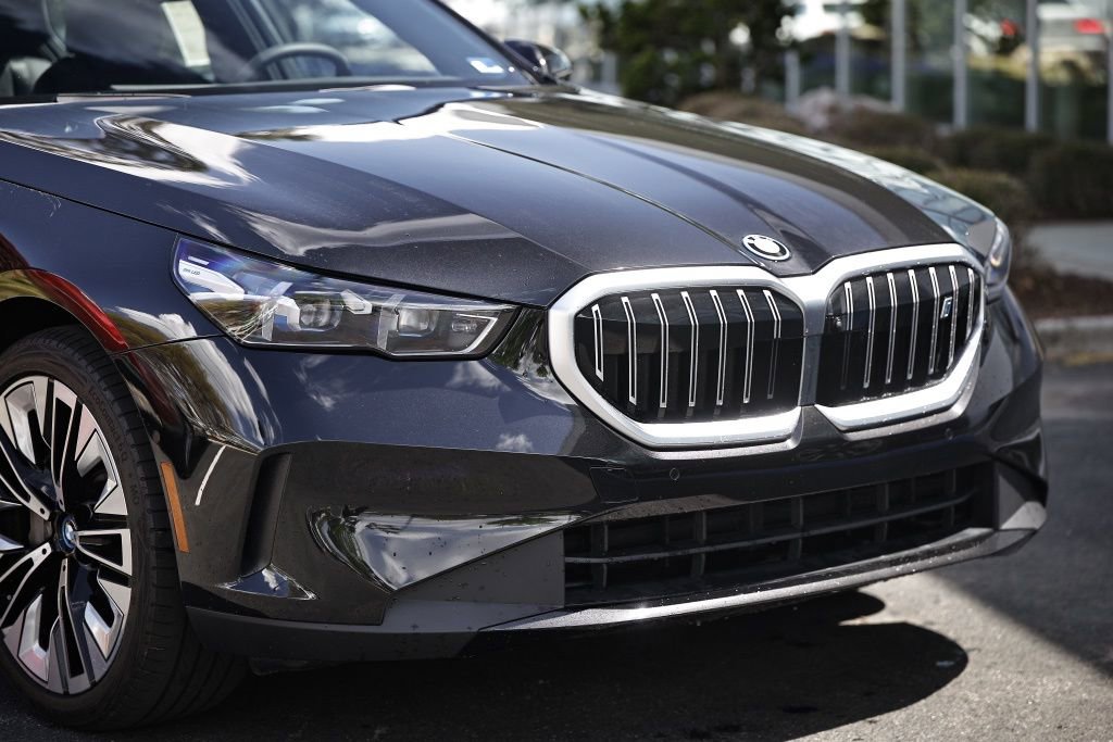 Certified 2025 BMW i5 xDrive40 w/ Premium Package image 2