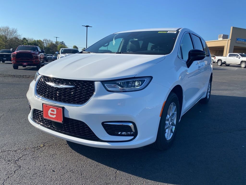 New 2026 Chrysler Pacifica Select image 3