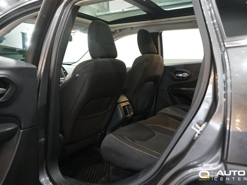 Used 2016 Jeep Cherokee Latitude w/ Comfort & Convenience Group AWD/4WD image 20