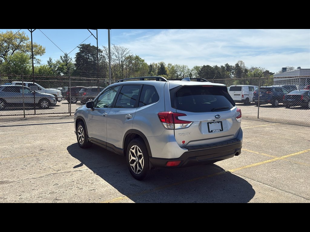 Used 2023 Subaru Forester Premium image 4