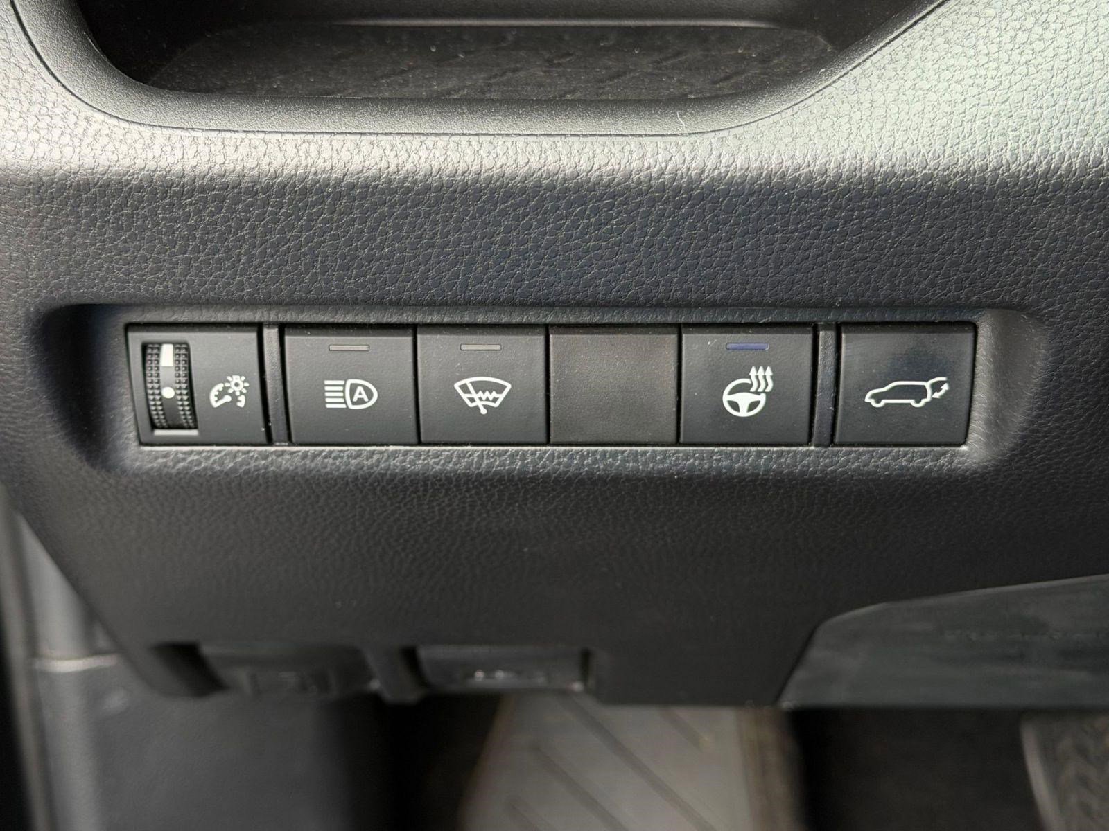 Used 2020 Toyota RAV4 XLE Premium AWD/4WD image 32