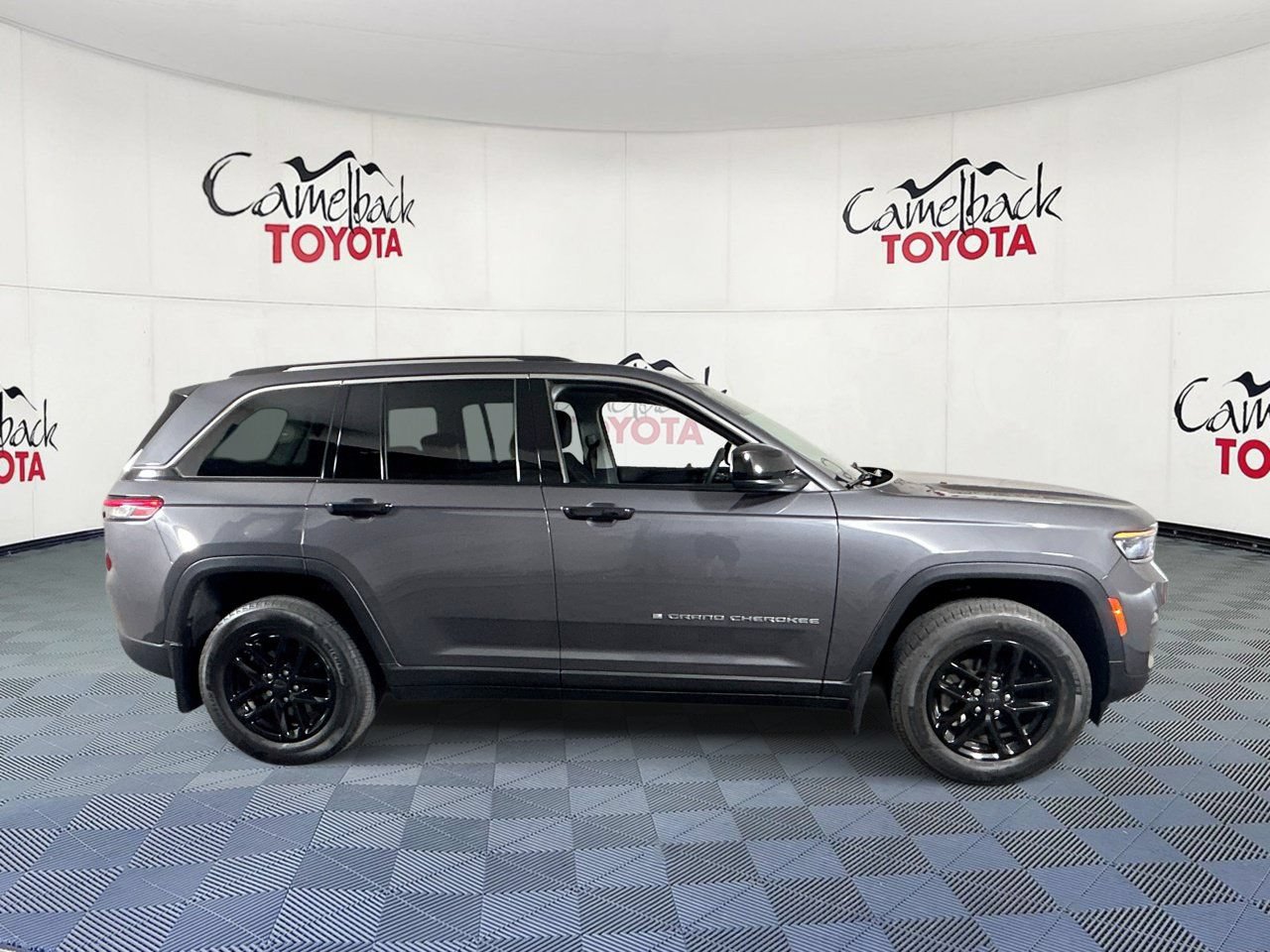 Used 2023 Jeep Grand Cherokee Laredo X RWD image 8