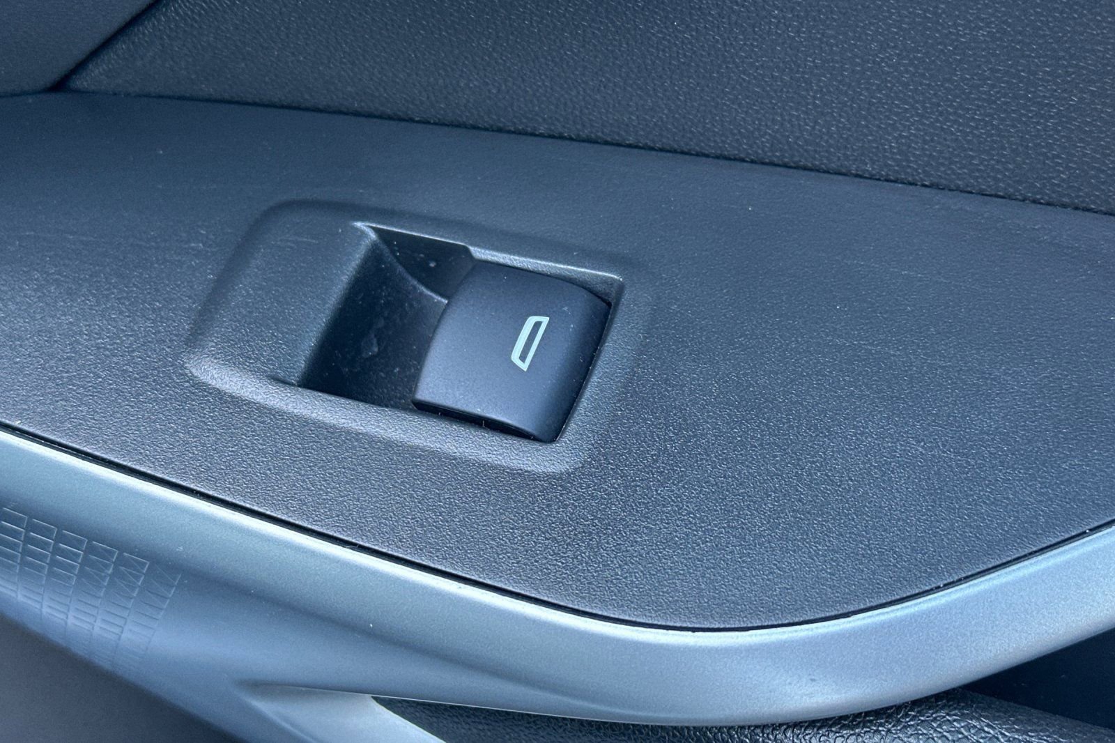 Used 2025 Chevrolet Trax RS image 23