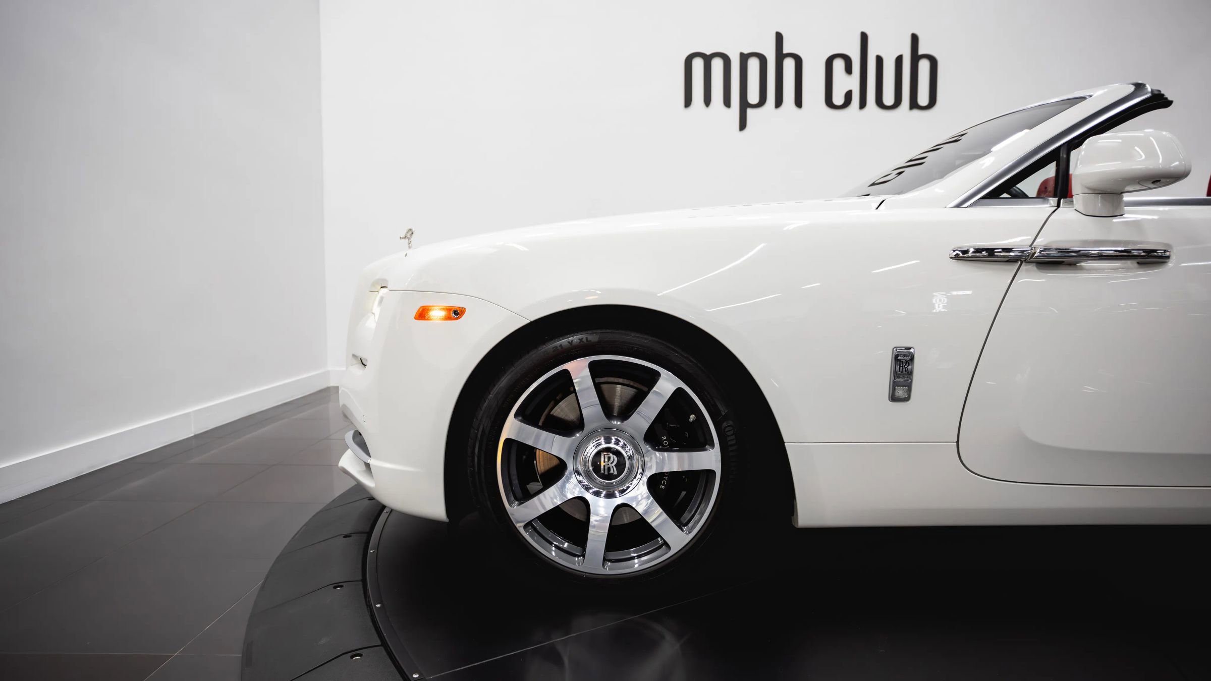 Used 2017 Rolls-Royce Dawn RWD image 32