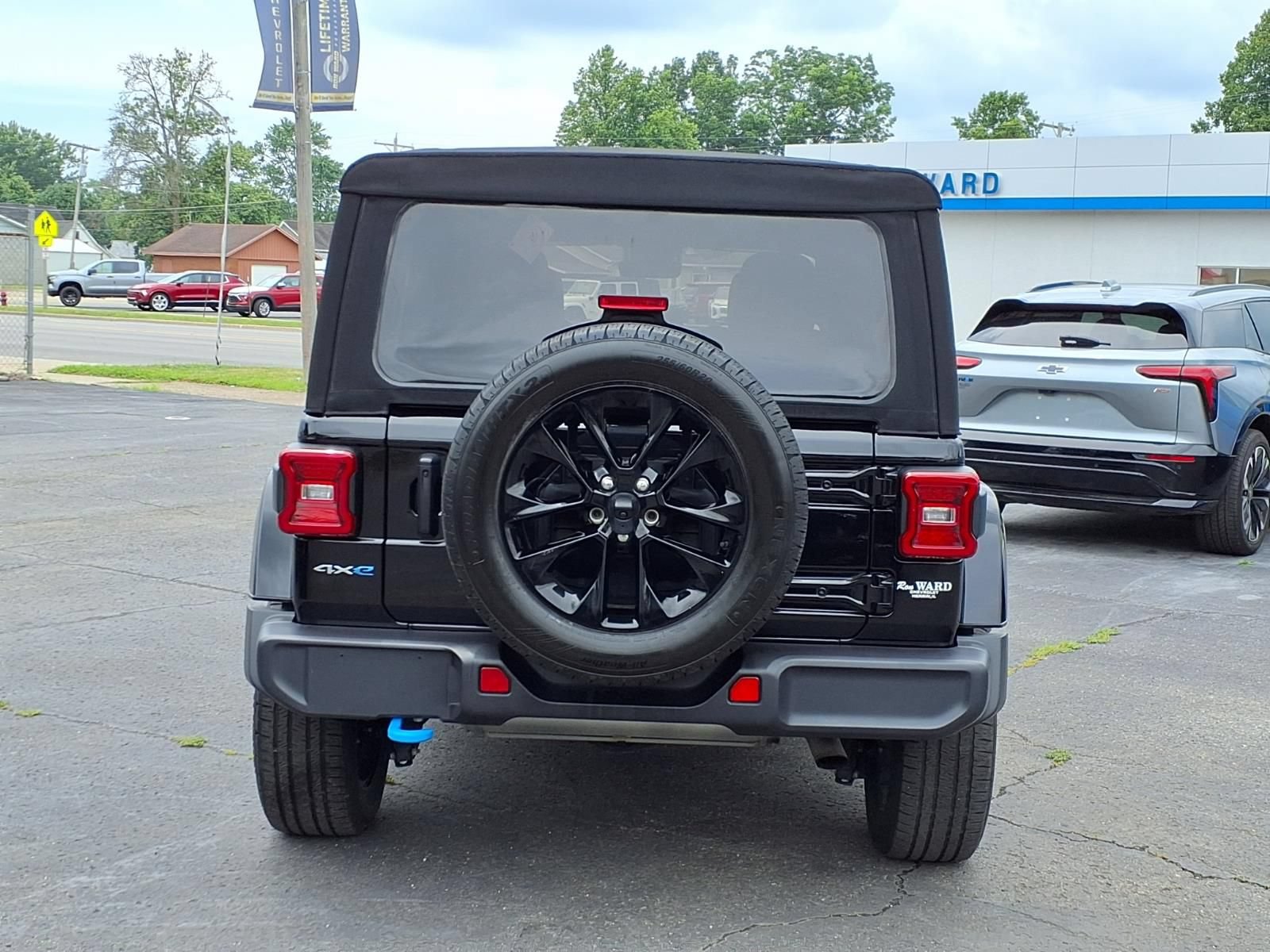 Used 2024 Jeep Wrangler Unlimited Sahara w/ Technology Group AWD/4WD image 19