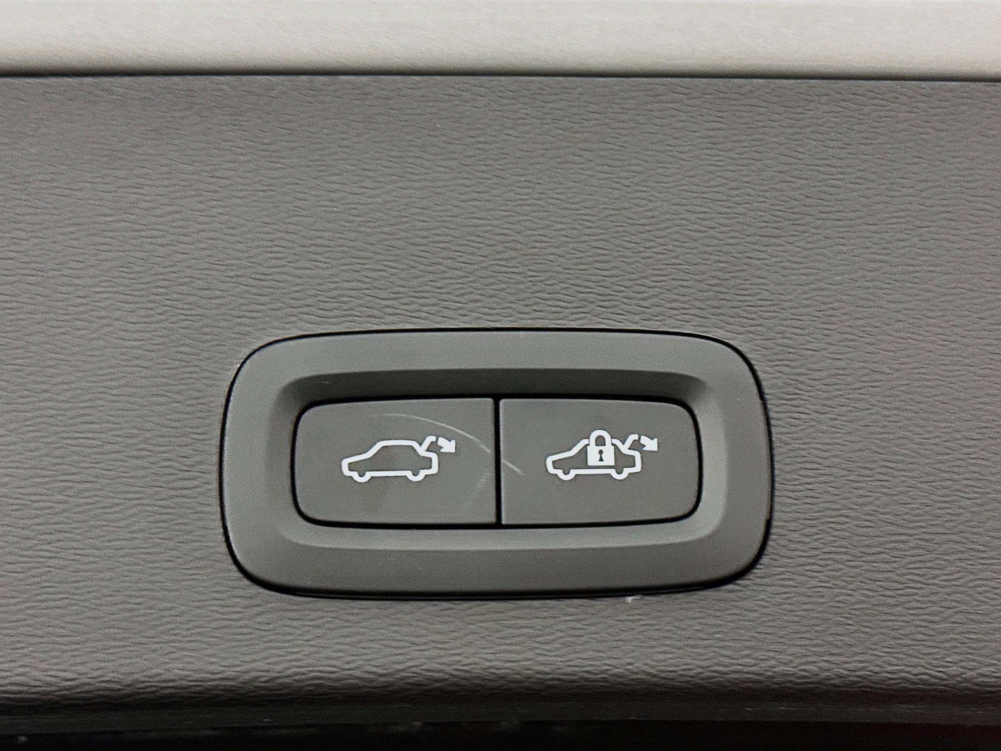 Used 2025 Volvo XC40 B5 Plus image 32