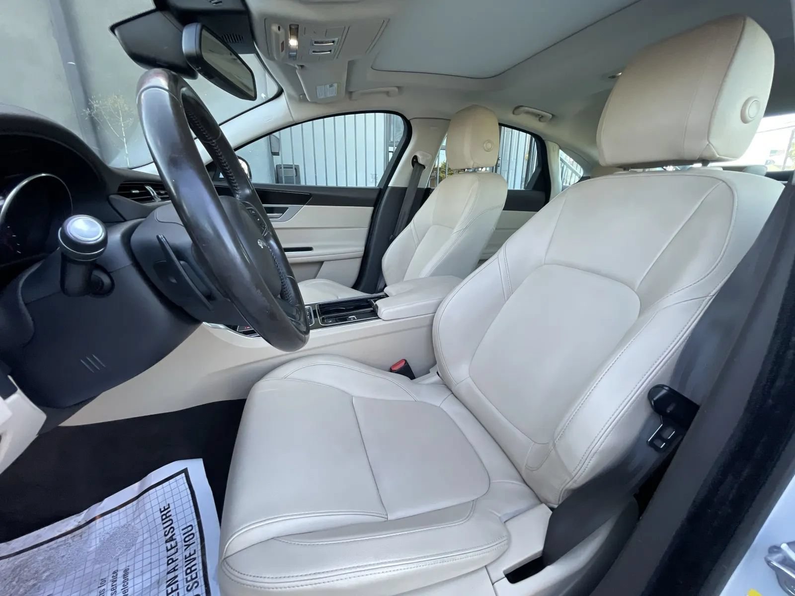 Used 2016 Jaguar XF Premium RWD image 11
