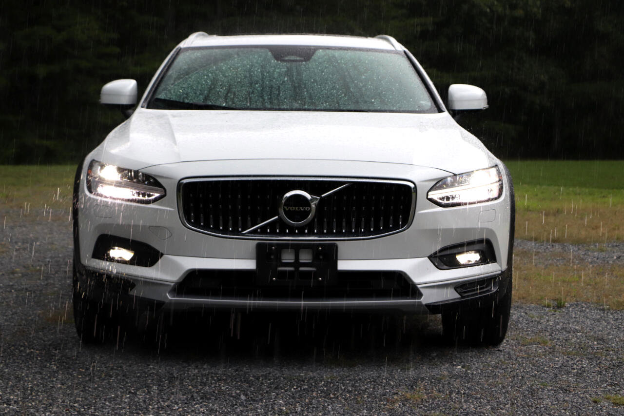 Used 2023 Volvo V90 B6 Cross Country Ultimate w/ Climate Package image 40