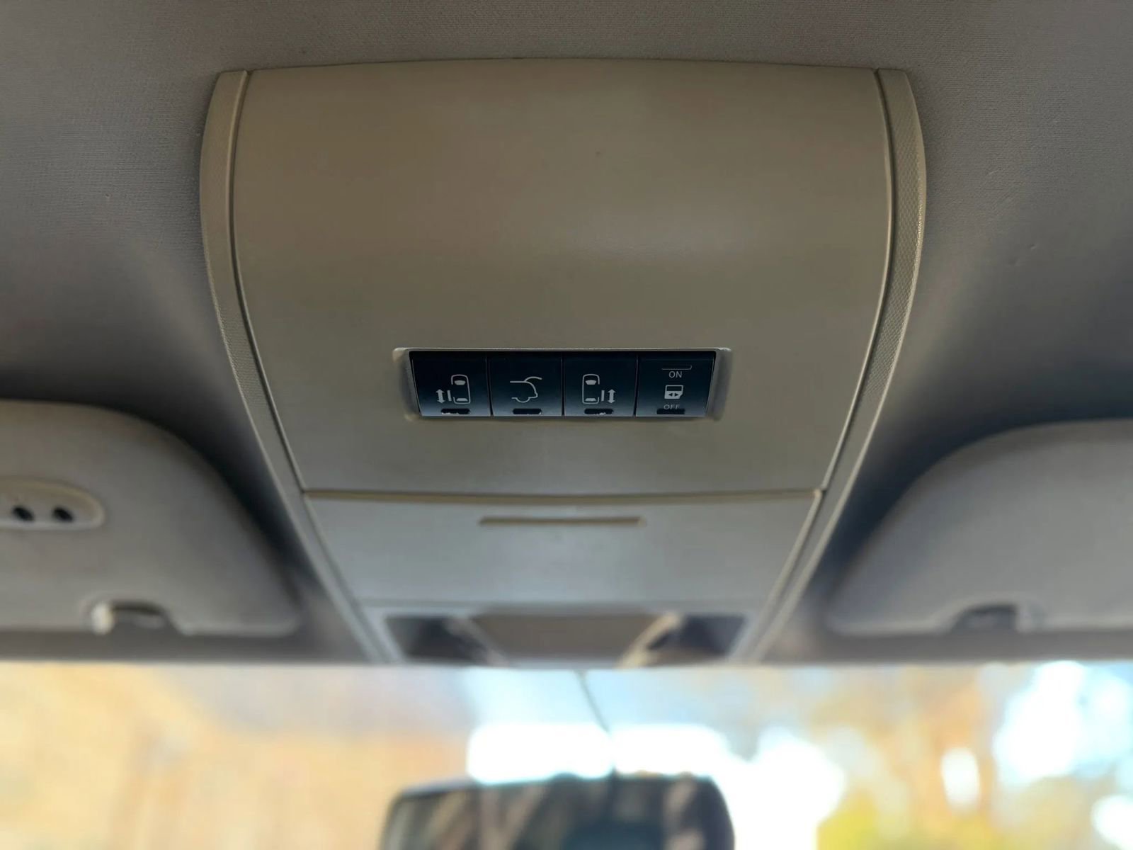 Used 2015 Chrysler Town & Country Touring FWD image 16