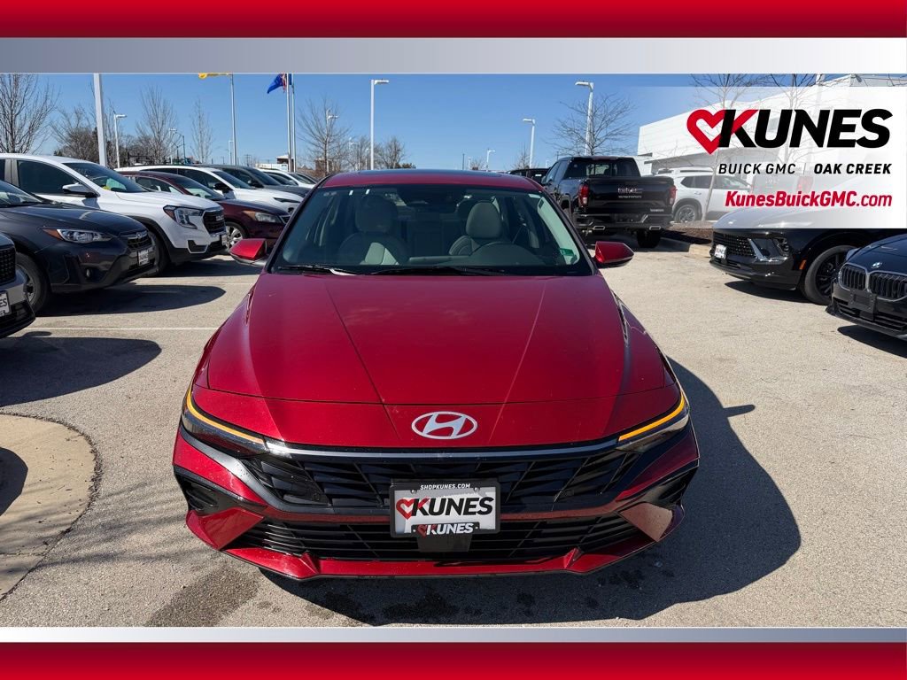 Used 2025 Hyundai Elantra Limited image 3