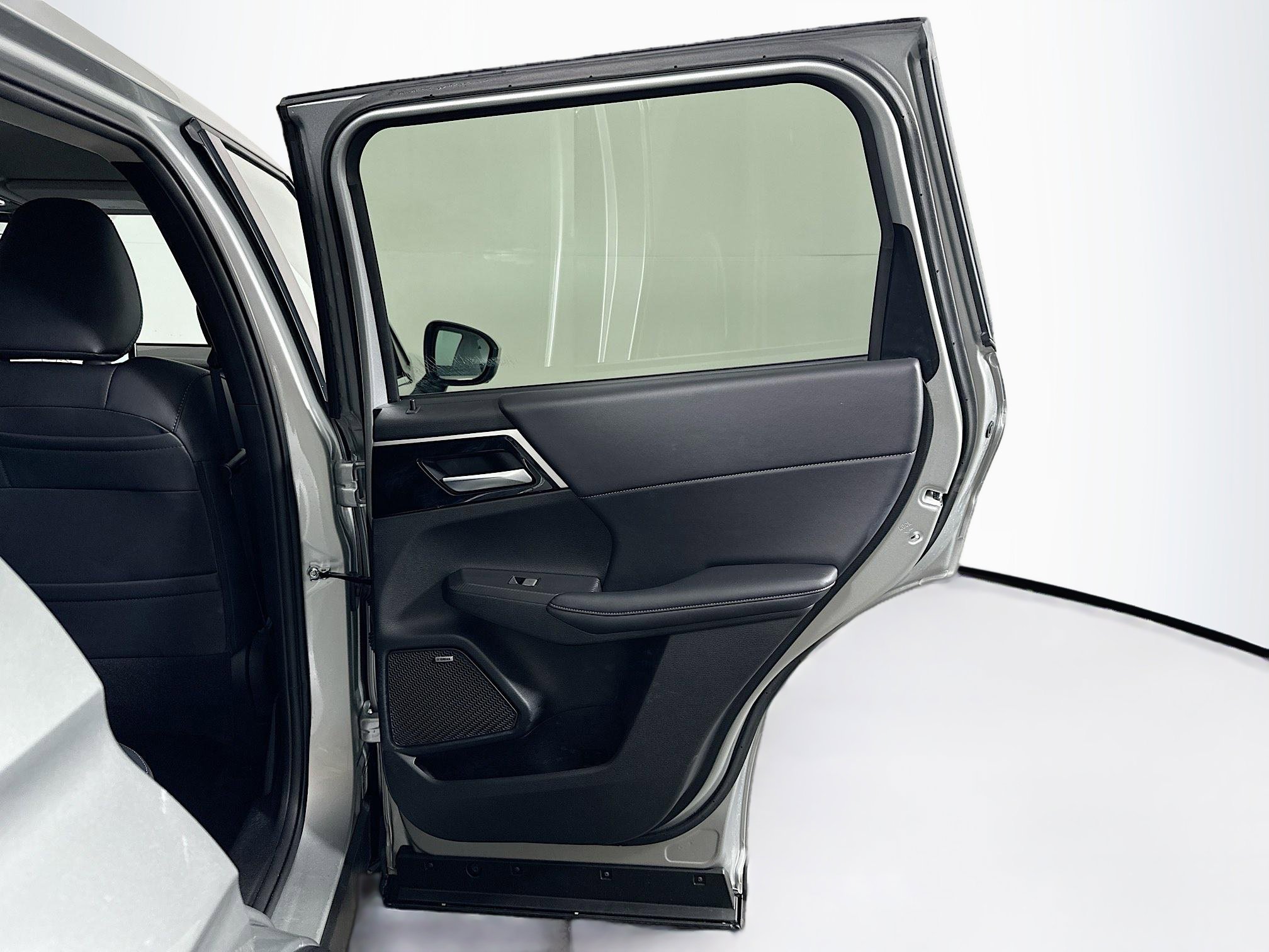 Used 2025 Mitsubishi Outlander SE image 32