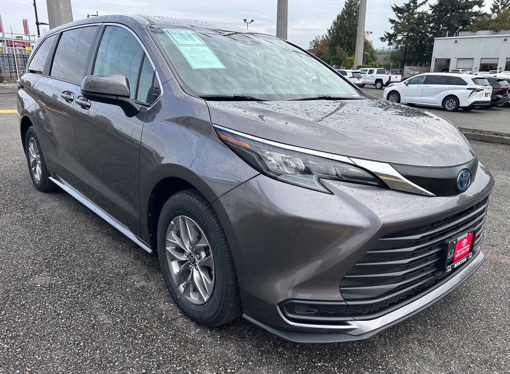 Certified 2024 Toyota Sienna LE AWD/4WD image 3