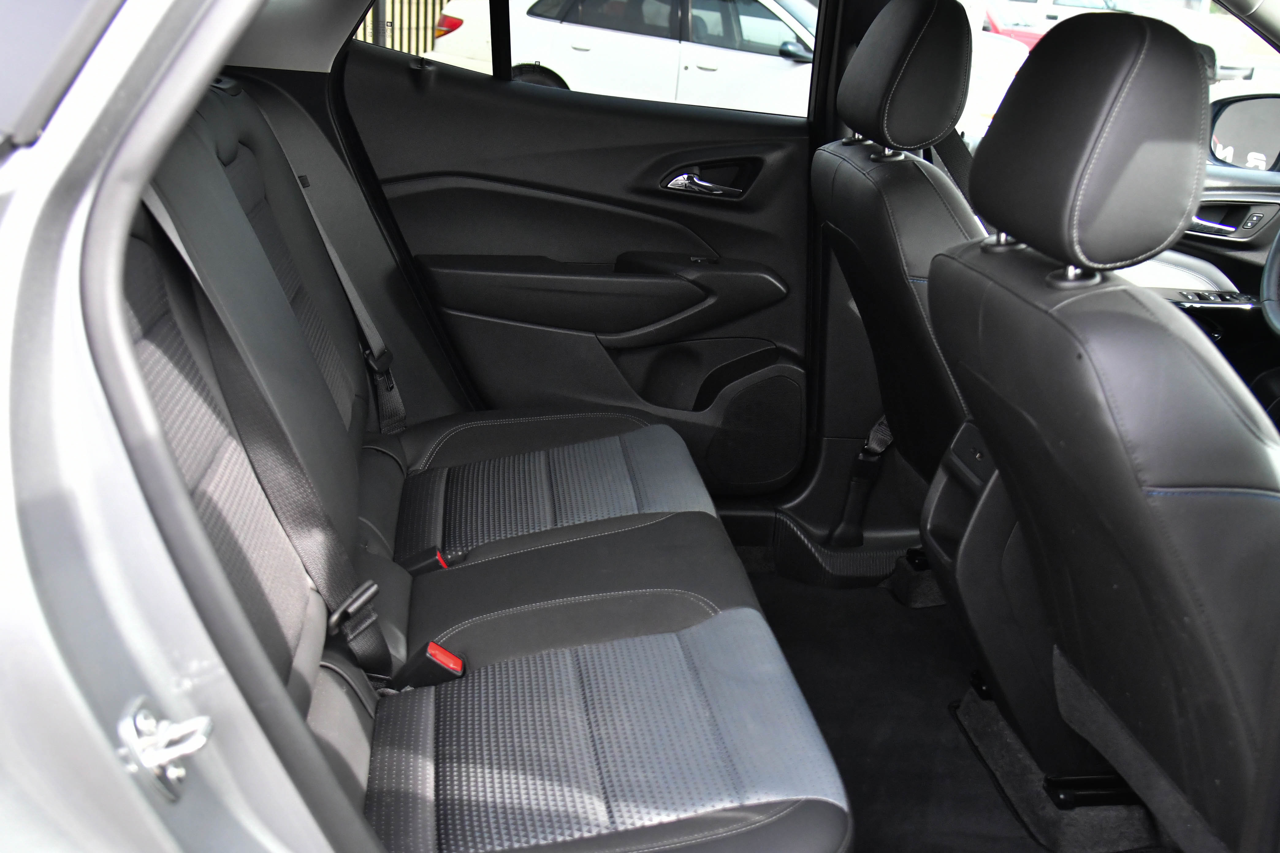 Used 2025 Chevrolet Trax LT w/ LT Convenience Package FWD image 42