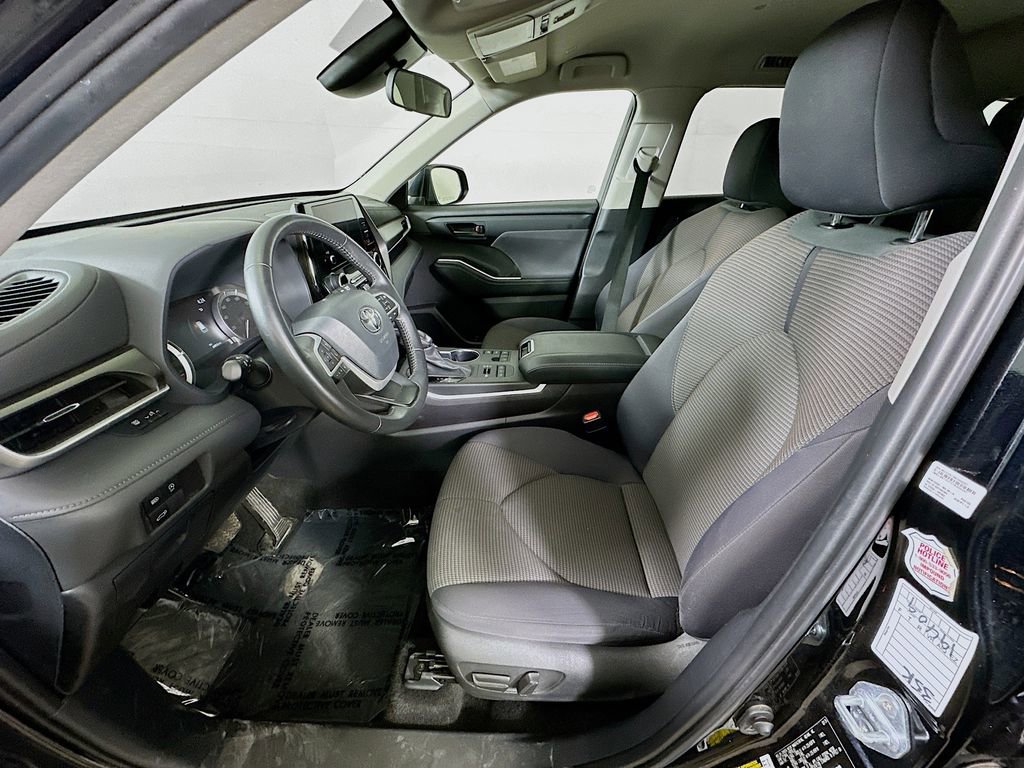 Used 2024 Toyota Highlander LE image 16